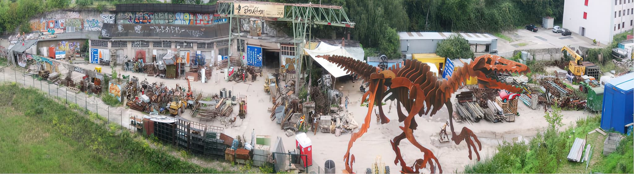 Odonien Skulpturenpark - Panorama mit Wegen, Vegetation und Skulpturen