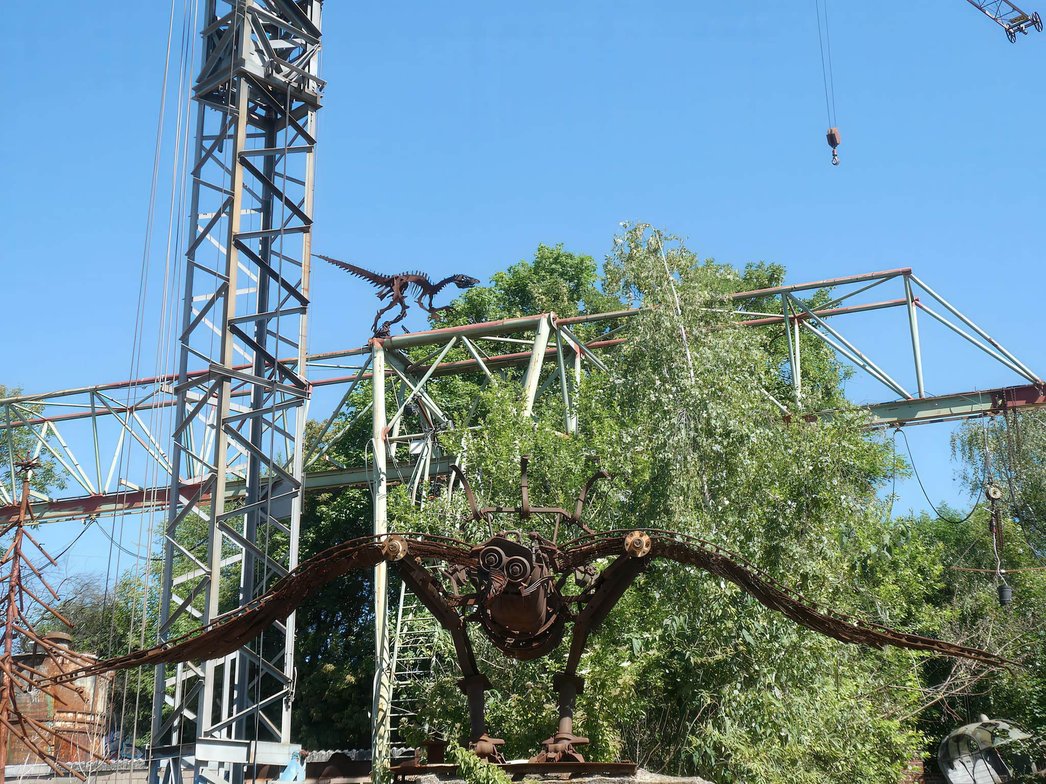 Solarvogel im Kontext des Odonien-Geländes mit Stahlgerüst