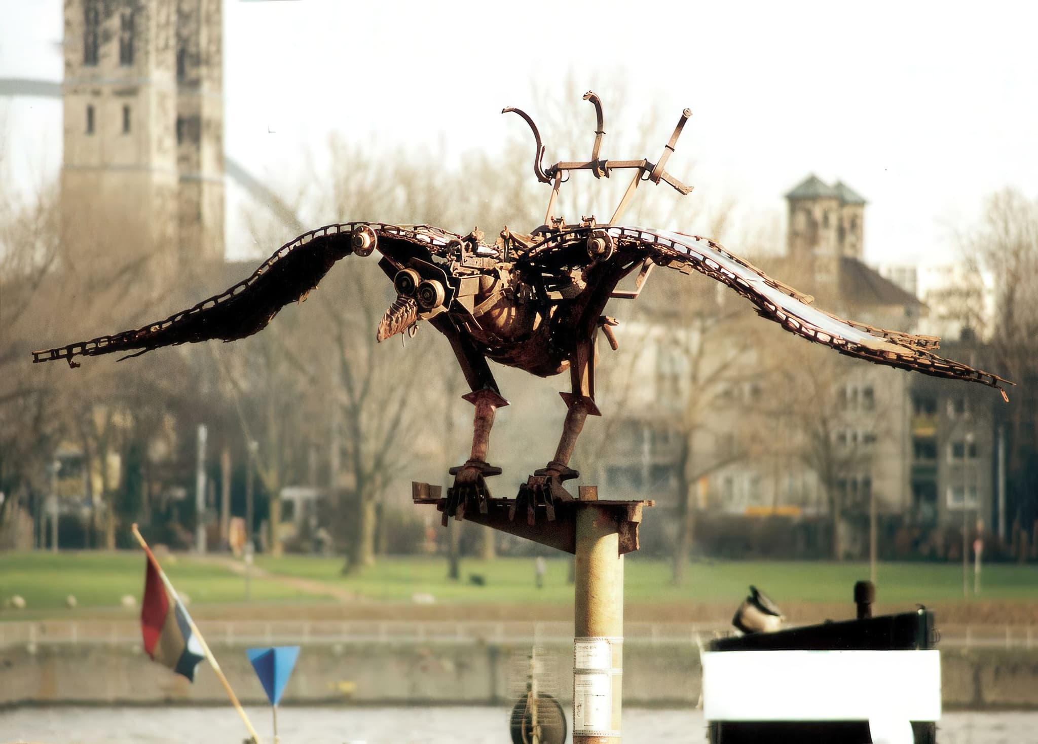 Solarvogel an der Rheinpromenade mit Kölner Dom im Hintergrund